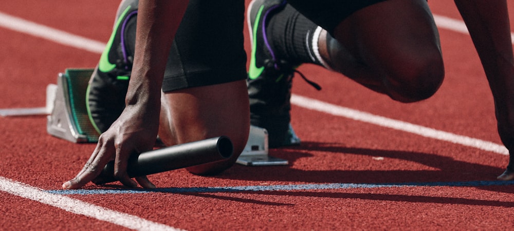 多屏幕显示各类体育赛事直播画面的控制中心