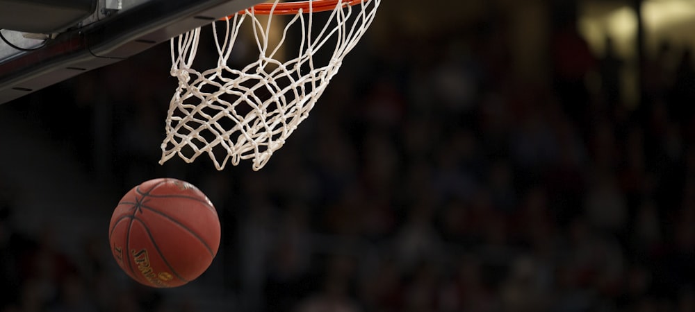 现代科技感十足的体育直播数据中心内部，大屏幕显示着全球赛事地图与实时数据流