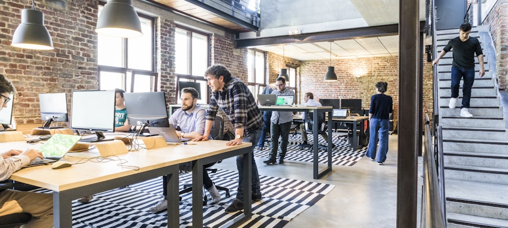 bevictor伟德团队在现代化办公室中协作的工作场景